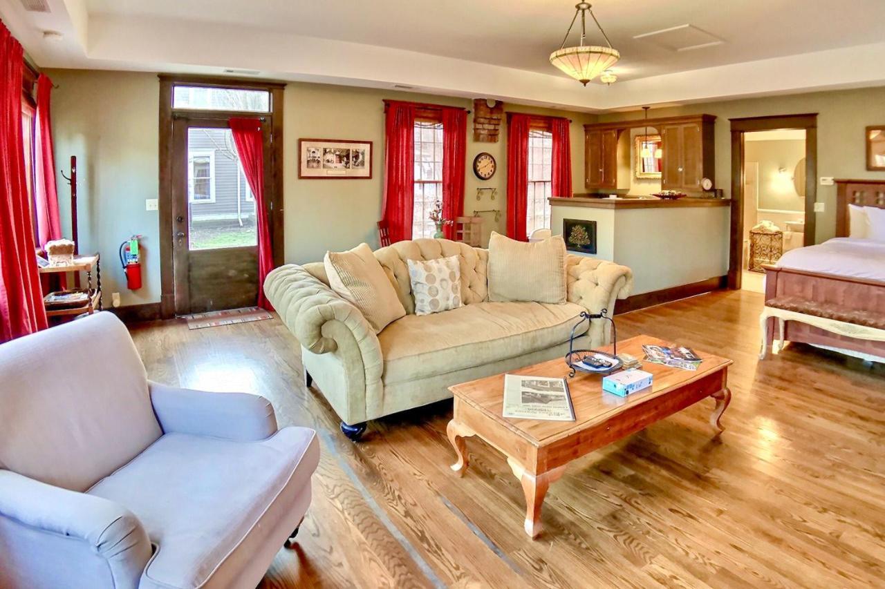 66 Center Street - The Carriage House, Queen Beds, Wifi, Cable Tv, Outdoor Sitting Area, Free On-Site Parking, Spa Tub For 2 Eureka Springs Exterior foto